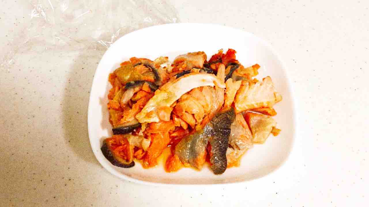 安い鮭のあらを使って ゴロゴロ鮭とロメインレタスのタイ風チャーハン Delicious Food Life 安い鮭のあらを使って ゴロゴロ鮭とロメインレタスのタイ風チャーハン Delicious Food Life