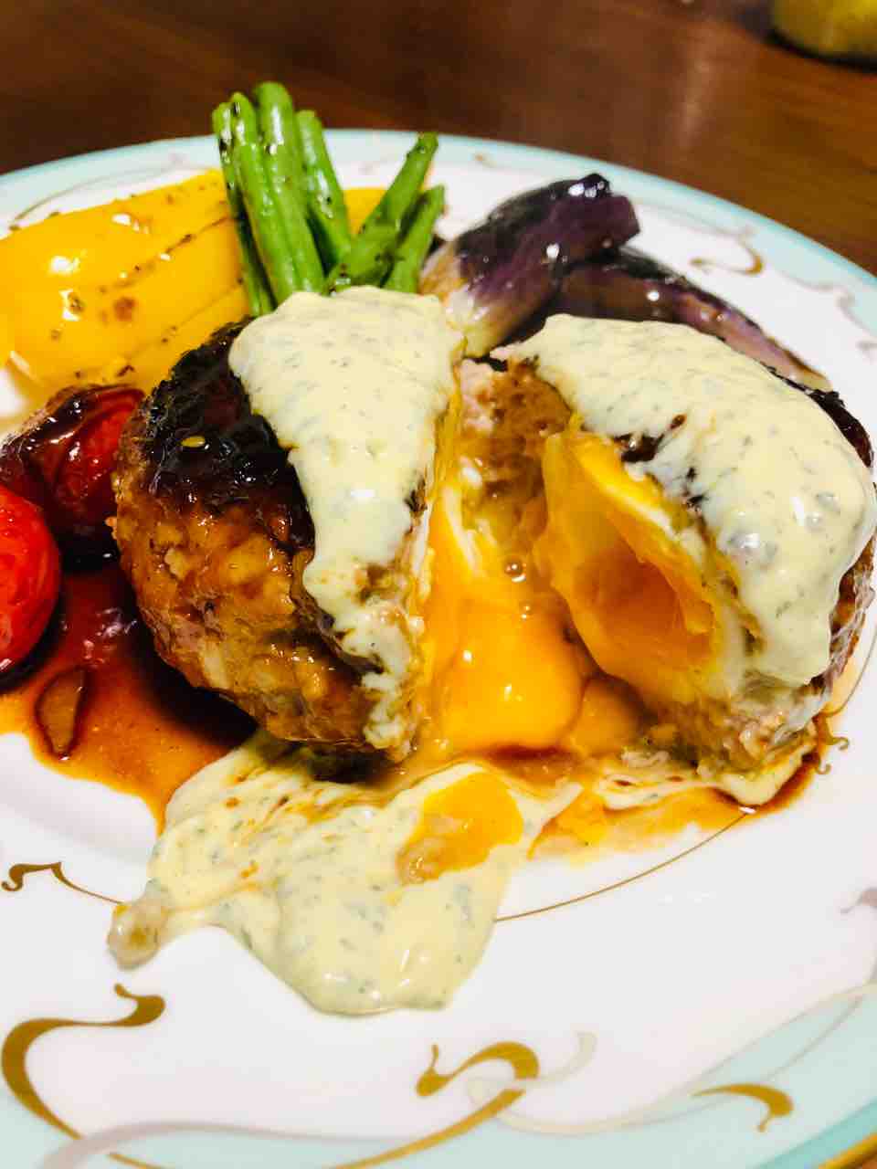 クリスマスにも とろーり半熟卵入りのチキンハンバーグ 甘辛ダレ Delicious Food Life クリスマスにも とろーり半熟卵入りのチキンハンバーグ 甘辛ダレ Delicious Food Life