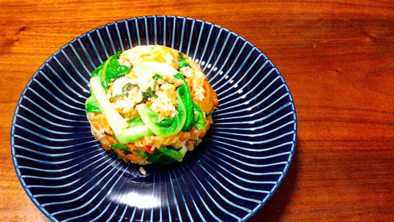 安い鮭のあらを使って ゴロゴロ鮭とロメインレタスのタイ風チャーハン Delicious Food Life 安い鮭のあらを使って ゴロゴロ鮭とロメインレタスのタイ風チャーハン Delicious Food Life