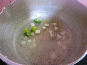 2013年8月離乳食その2-豆腐と大根とブロッコリーの煮物2