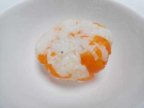 にんじんしらすおにぎり