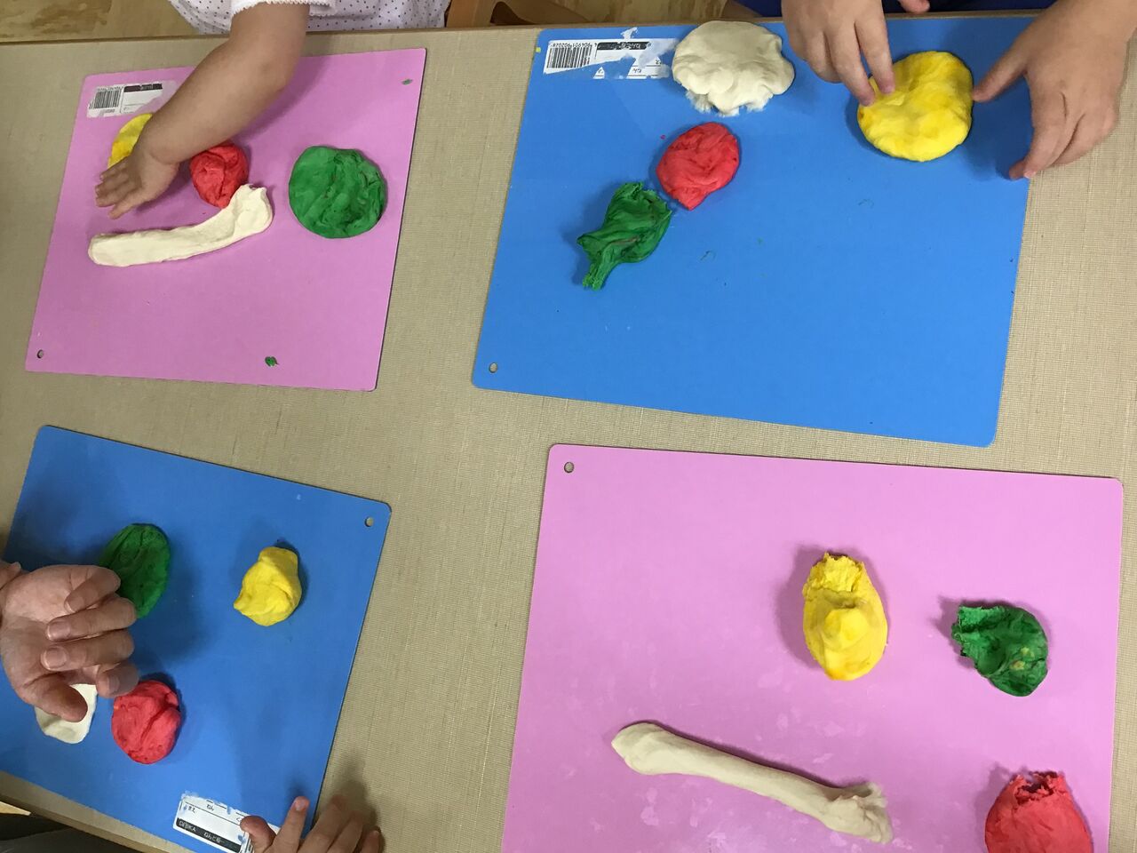 今年度初の小麦粉粘土で遊びました 4色の小麦粉粘土で遊ぶ 離乳食インストラクター協会代表理事 保育士 中田馨の 和の離乳食レシピ Blog