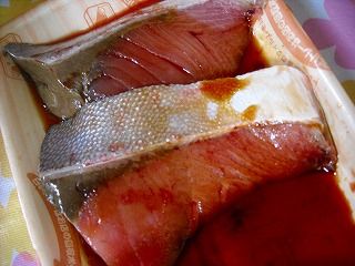 ブリの照り焼き　漬ける