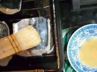 さごし味噌塗る