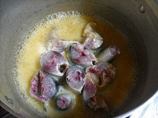 サバの味噌煮　煮る