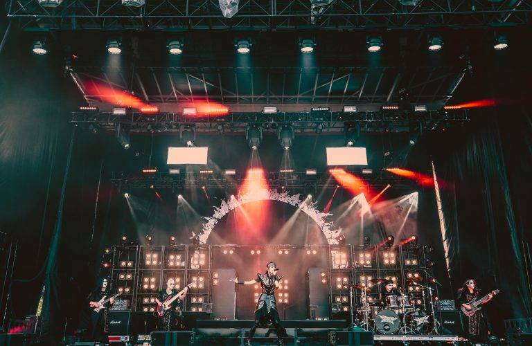 狂乱の多重クラウドサーフの群れ！！BABYMETAL 米フェス『Rock On The Range』のライブの様子