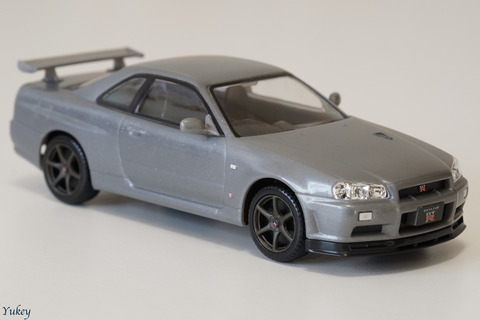 220104R34GTR_White_FrontRight