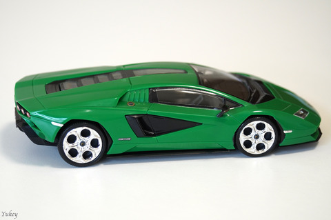 240813LamborghiniCountachLPI800-4RightSideWhite