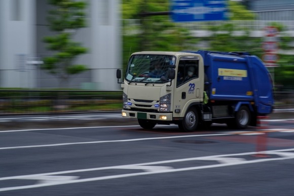 Uターンしようとしたゴミ収集車とバイクが衝突、バイク運転の男性が死亡