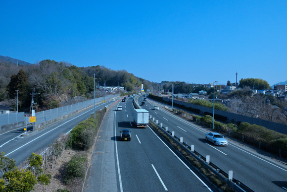 「高速の合流で並走してブロックしてくるトラック」← これやってる奴マジで何考えてんの？？？