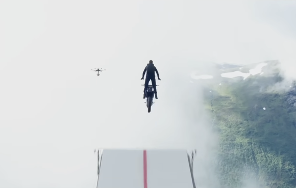 ミッションインポッシブル製作「崖からバイクで飛び降りろ」トムクルーズ「はい…」