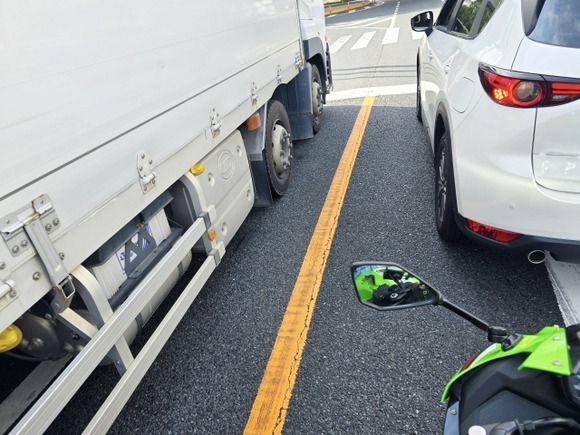 バイク乗ってるくせにすり抜けもせず法定速度も守ってるやつｗｗｗｗｗｗｗｗｗ