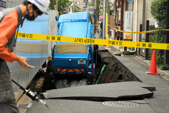 吉祥寺の繁華街で道路陥没「ごみ収集車はまった」