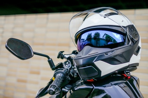 バイク系YouTuber、コンビニ駐車場でヘルメットを盗まれる