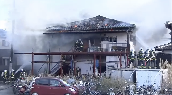 大晦日に北九州市・小倉南区のバイク店で火事、立ち上がる炎に爆発音も