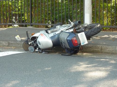 バイクで転んだ