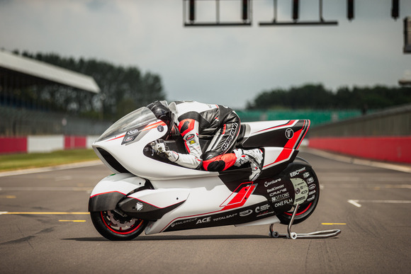 世界最高速度の時速408キロに挑戦、英新興バイクメーカーが風穴付き電動バイク「WMC250EV」を発表