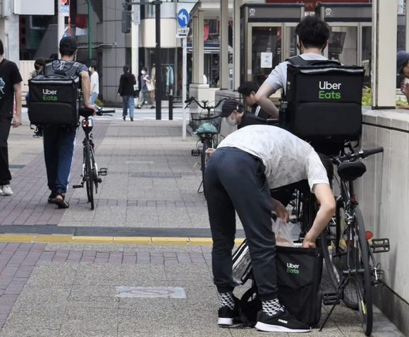 【悲報】70代Uber Eats配達おじいちゃん、泣く「一生働くとは思ってなかった…」