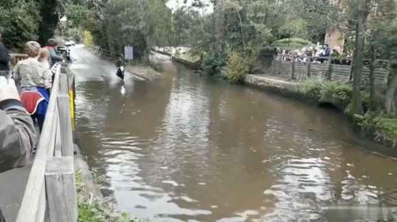 バイクで水たまりに突っ込んだ結果ｗｗｗｗｗｗｗ