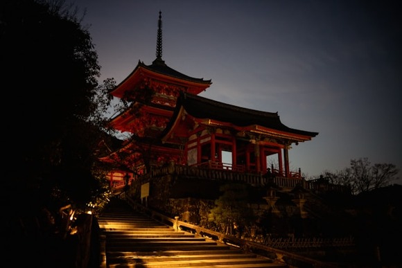 京都市の宿泊税、３月１日から上限１０００円→１万円に大幅引き上げ