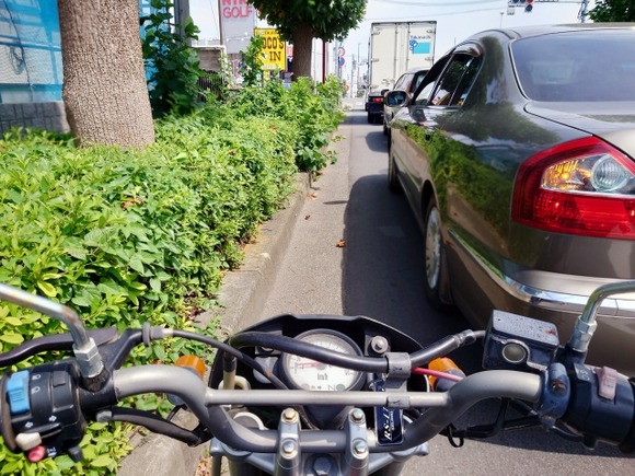 車と車の距離が近すぎてバイクですり抜けたときミラーとミラーがごっつんこしちゃったんが