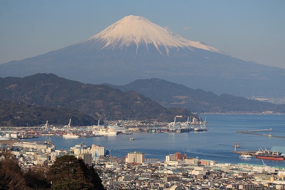 960px-Mount_Fuji_and_Port_of_Shimizu