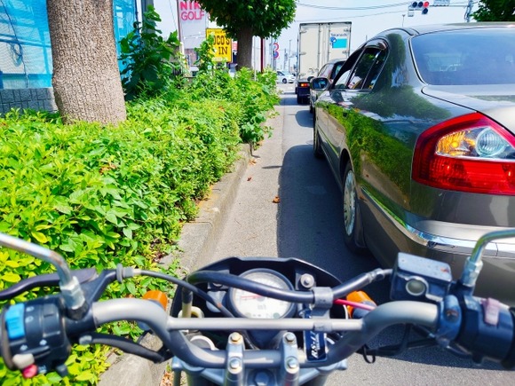 道路脇の駐車場から出てきた車に道を譲ることで後続のバイクが衝突する頻出事故パターン