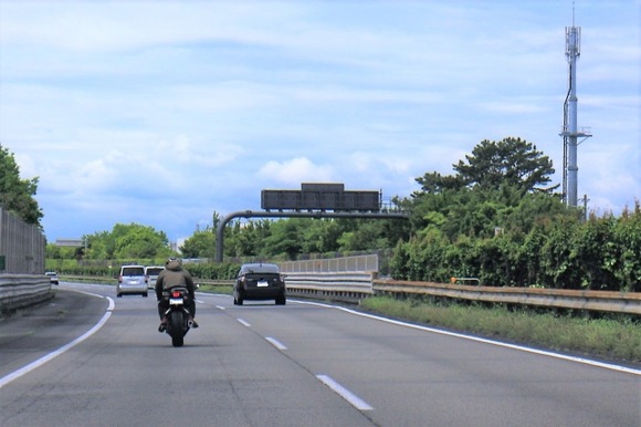 高速道路でバイク乗ってるやつってアホなんか？