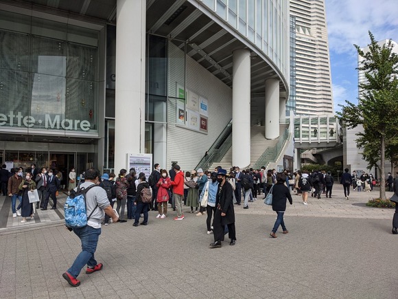 【悲報】本日横浜に開店の「#ワークマン女子」、混みすぎてビルの外まで列が伸びる