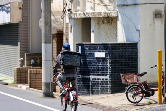 なんで日本は自転車は歩道を走るように定めなかったんや？