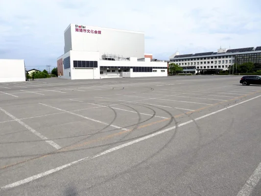 南陽市役所「駐車場のドリフトで付いたタイヤ痕は本人に消させるぞ」