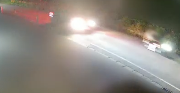 相模原で17歳高校生が死亡、防犯カメラにバイクをベタ付けで追いかける黒い車の影