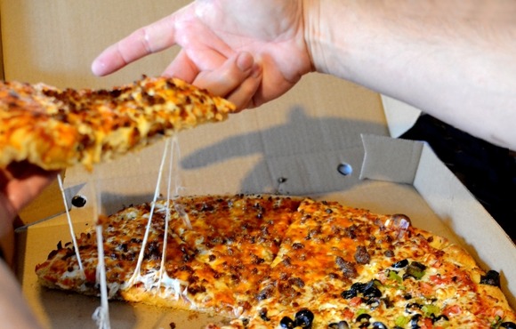 日本の宅配ピザが高いのは誰も食べないから