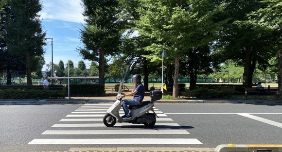 昨日から原付乗り始めたんやけど真ん中走ったらいかんのか？