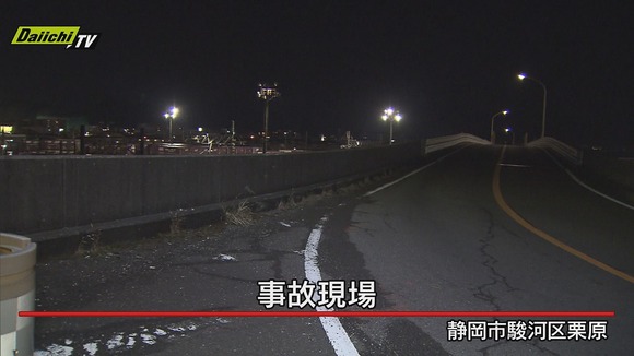 バイクが壁面に衝突し運転手の男性（７３）が橋の下に転落して死亡