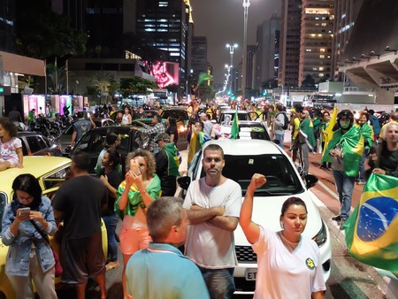 「われわれは働きたい」、ブラジルで車1000台とオートバイ2000台・トラック200台が加わる隔離反対デモ