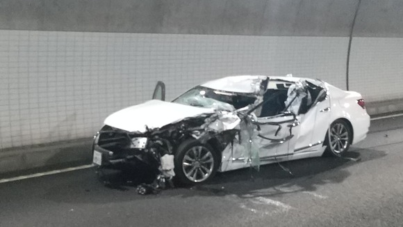 【悲報】新東名で事故を起こした男女、救助に当たった男性の車を奪い逃走してしまう