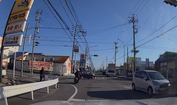 【悲報】バイクさん、暴走車に粉微塵にされる