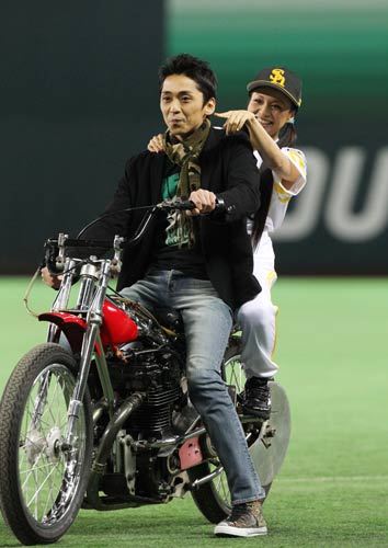 元smap草なぎ剛さん ボロボロのバイクを乗り回す バイク速報 元smap草なぎ剛さん ボロボロのバイクを乗り回す バイク速報