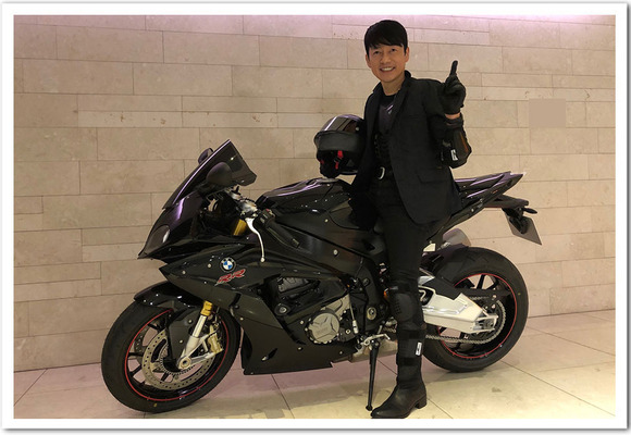 話題のGMO社長、高そうなバイクに乗り回すガチの「趣味人」だったｗｗｗｗｗｗ