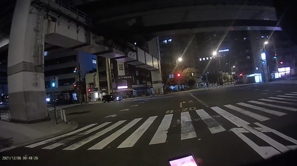 【悲報】赤信号で止まってたバイク乗りさん、やや派手に追突される