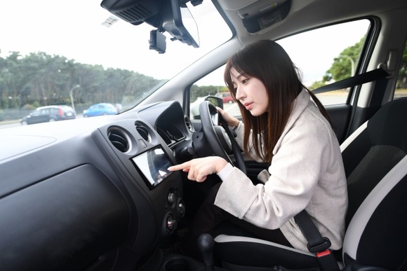 女に自動車の免許は与えるのは法で禁止にすべきや