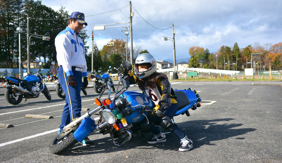 女が750ccのバイク転がしてたりすると心配になる 	