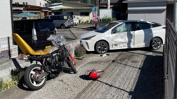 パトカーが2人乗りバイクを追跡→乗用車にぶつかって後部座席の男性(18)が死亡