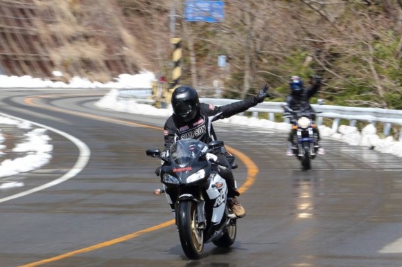 バイク乗りワイ「うわ、対向車線のバイクが手振ってる…キモ…」