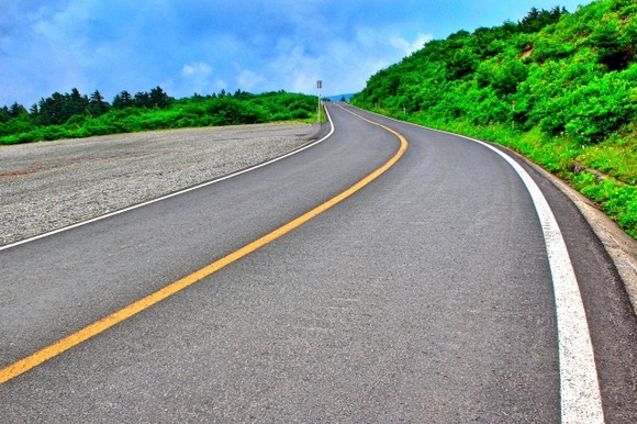 大型バイク乗りの59歳、緩いカーブを曲がりきれず対向車と衝突し死亡