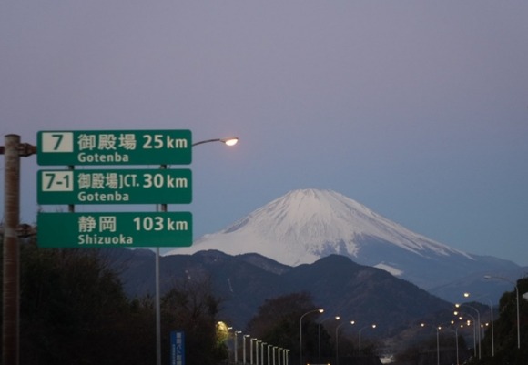 御殿場←富士山近い・日本最大のショッピングモール・東名高速・夏涼しい・国防の拠点・東京近い