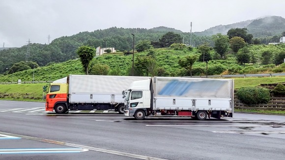 大型トラックドライバー不足が深刻化、運送会社「残業も月６０時間、完全週休２日制なのに応募が来ない」