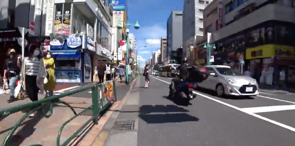 【悲報】女さん、事故を誘発しバイクを転倒させるも悪びれもせず立ち去ってしまう