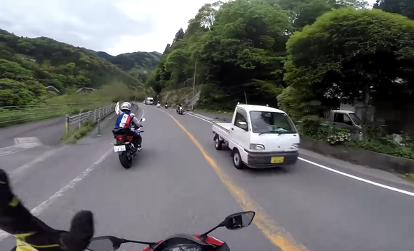 バイク新米俺「やっとバイクの免許取った！すぐ250cc買った！」ツーリング好き友人（1000cc）「よし！ツーリング行こうぜ！」